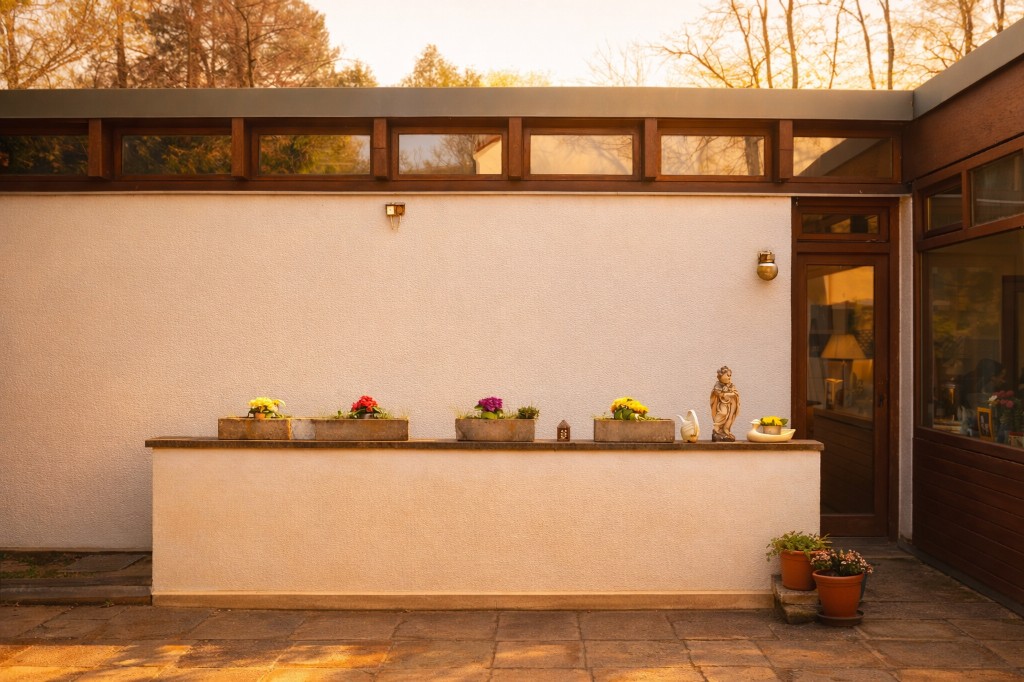 Terrasse und Außenbereich der Therapiepraxis Handl in Berlin-Schmargendorf (Wilmersdorf): ruhige Außenfläche mit Bepflanzung und warmem Licht — Ort für bewusste Pausen.