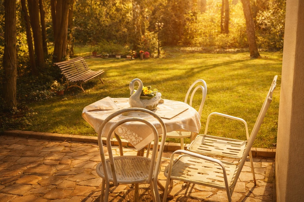 Grüner Außenbereich und Terrasse der Therapiepraxis Handl in Berlin-Schmargendorf als ruhiger Rückzugsort zwischen den Sitzungen.